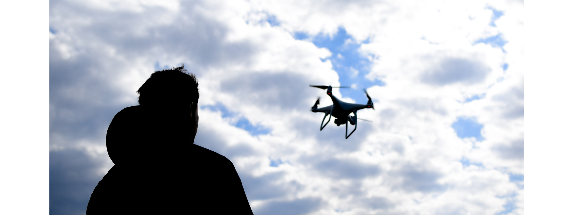 目視外飛行や夜間飛行など、高度な訓練にも対応しております。