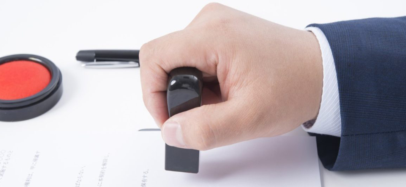 ドローンの許可承認には、包括許可と短日許可の二つがあります。ドローンパイロットスクールでは、包括許可を得られるような飛行訓練プログラムを提供しております。