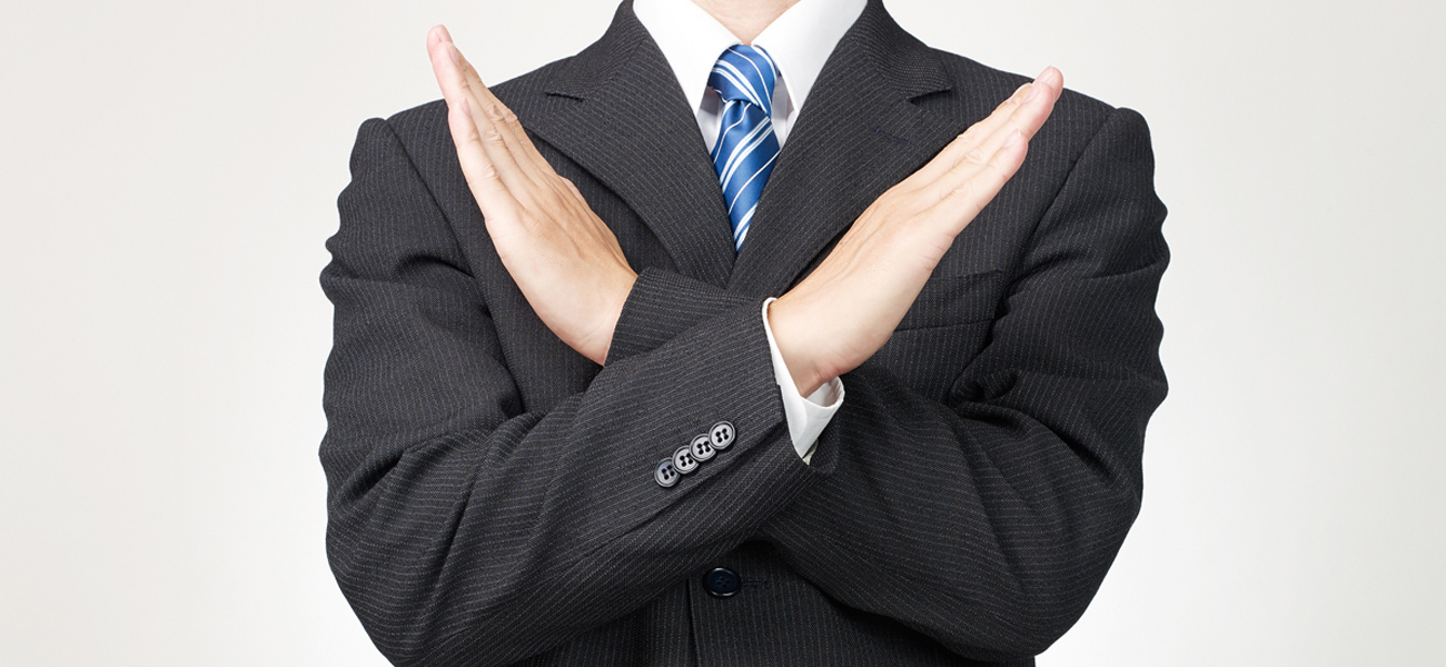 無人航空機の許可承認には安全の確保など実務で欠かすことの出来ない確認要綱が詰まっています。申請を行政書士に丸投げすることは、安全確認の配慮を怠ることにも繋がり、非常に危険です。