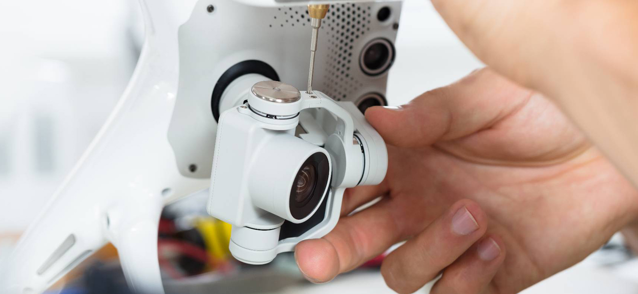 ドローン(無人航空機)の方法論や技術の開発のみならず、ドローンそのものの技術開発補助を行っています。