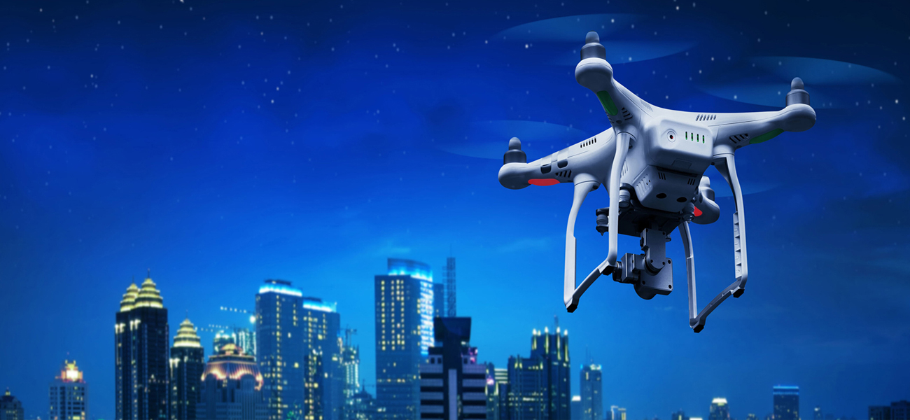 日没後の夜間飛行訓練を実施するためには、専用のドローンの夜間飛行訓練を行う必要があります。