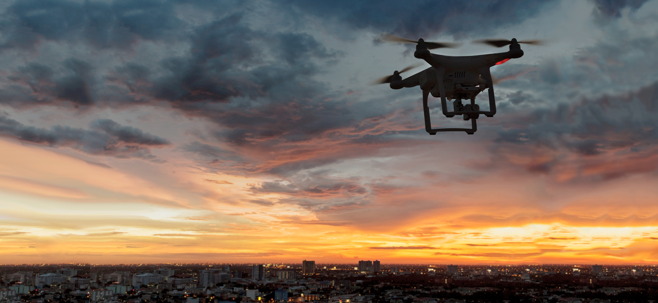 ドローンの運用は国土交通省や内閣府により推進され、2025年までのロードマップや各分野別の浸透目標なども作成されています。