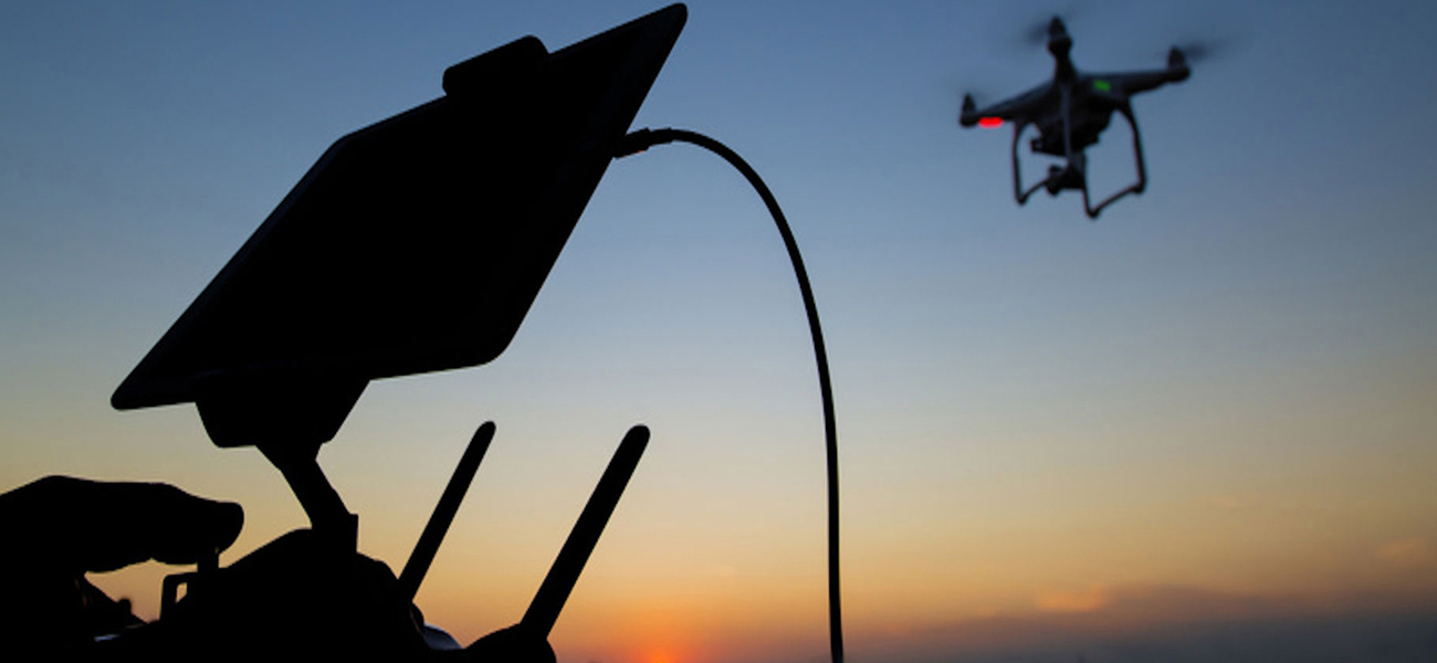 ドローン(無人航空機)による航空法違反は罰金刑となりますが、前科一犯の刑法犯です。ドローンを飛行させる際には航空法に配慮する必要があります。