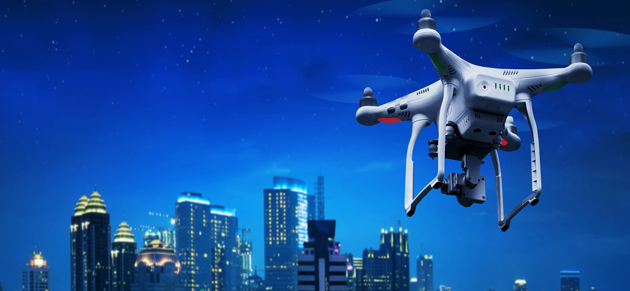 ドローンの夜間飛行訓練は、その都度許可を得て行うか、専用施設内で行う必要があります。