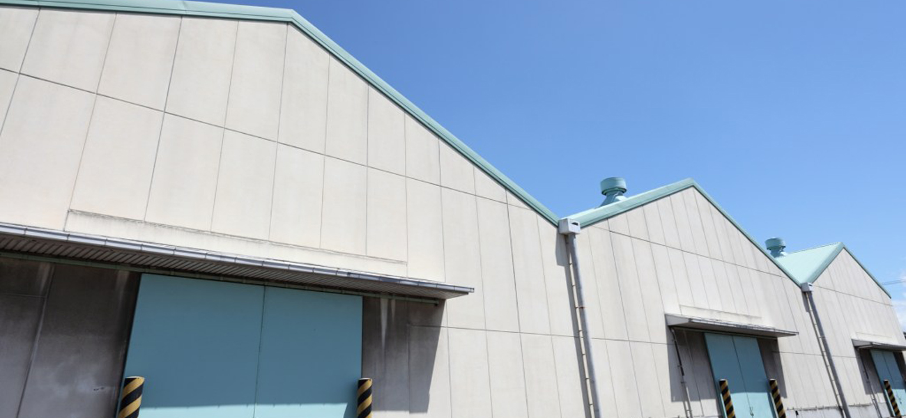 ドローンの夜間飛行訓練を屋外で行うこと航空法違反となります。訓練のためには専用施設が必要です。