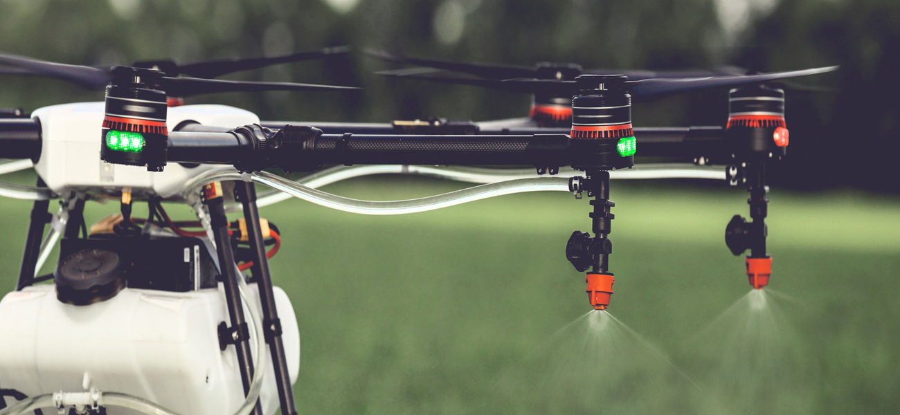 ドローン(無人航空機)による物件投下には液体も含まれます。よって、農薬頒布をドローンで行う際には許可承認が必要となるのでご注意下さい。