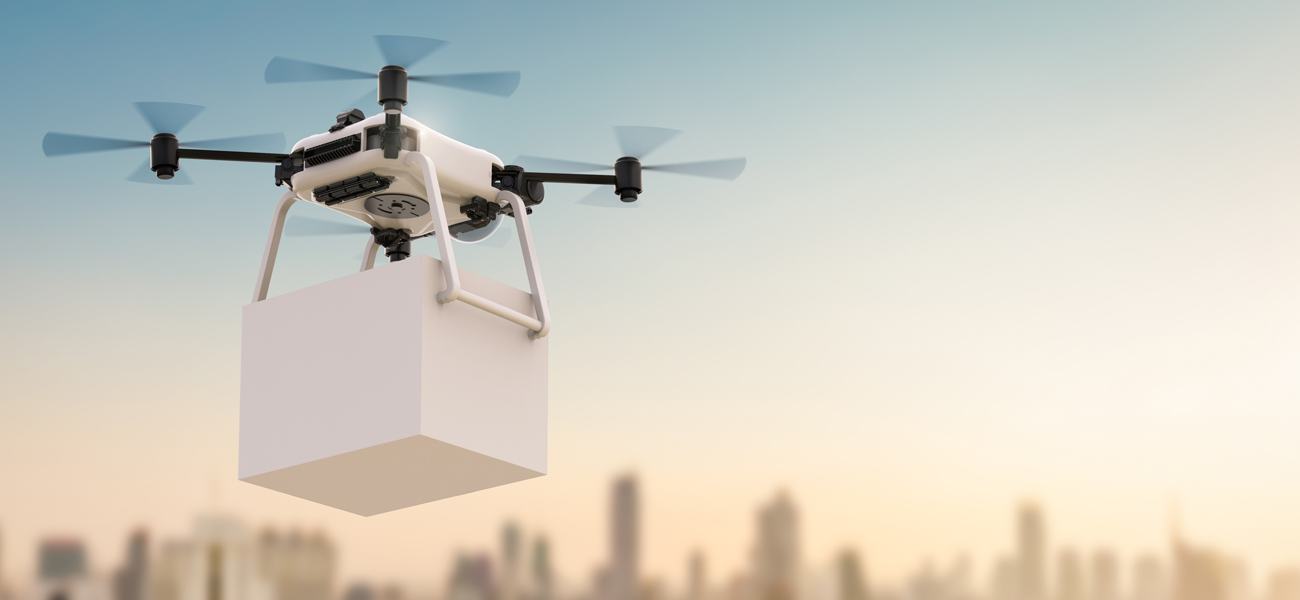 ドローンによる物件投下の訓練は、専用の施設内で国土交通省が規定した訓練を一定回数以上行う必要があります。